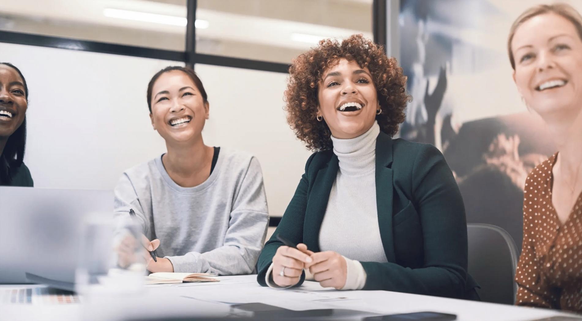 Estudiantes trabajando en planificación financiera con técnicas de presupuesto rodante
