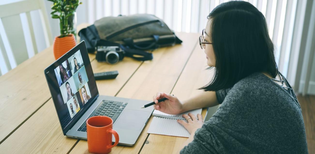 Persona revisando hojas de presupuesto con gráficos financieros