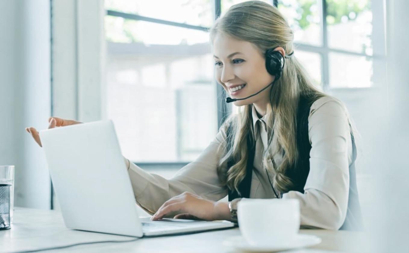 Calculadora y notas financieras sobre mesa de trabajo